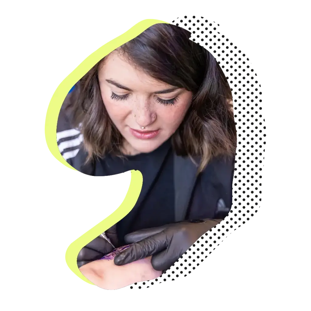 Porträt von Ronja mit Piercings und schwarzen Handschuhen bei der konzentrierten Arbeit.