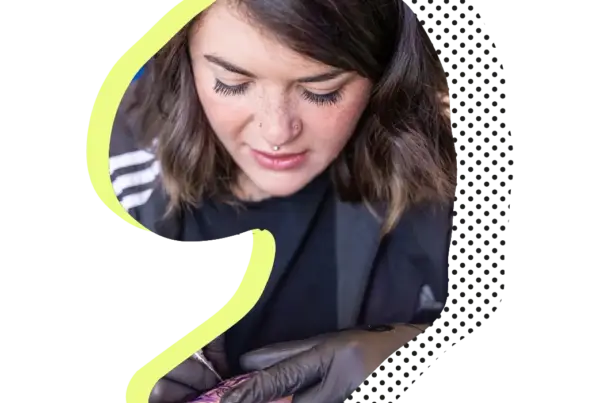 Porträt von Ronja mit Piercings und schwarzen Handschuhen bei der konzentrierten Arbeit.