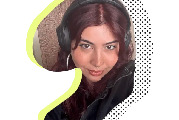 Porträt von Tätowiererin fa1ry mit Kopfhörern.